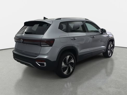 New 2026 Volkswagen Taos SE image 3