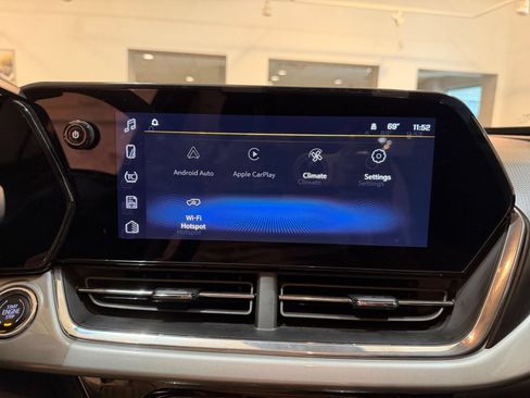 Used 2025 Chevrolet Trax LT FWD image 20
