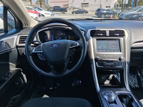 Used 2019 Ford Fusion SE FWD image 10