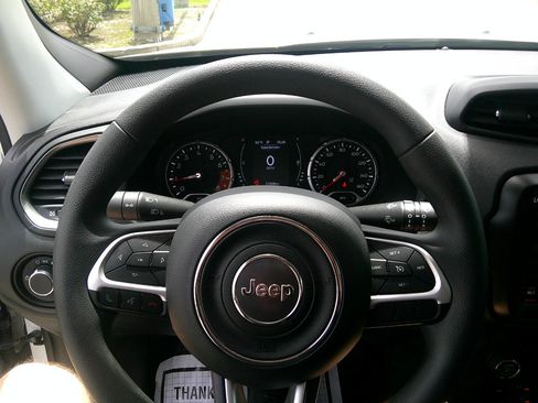 Used 2023 Jeep Renegade Latitude image 24