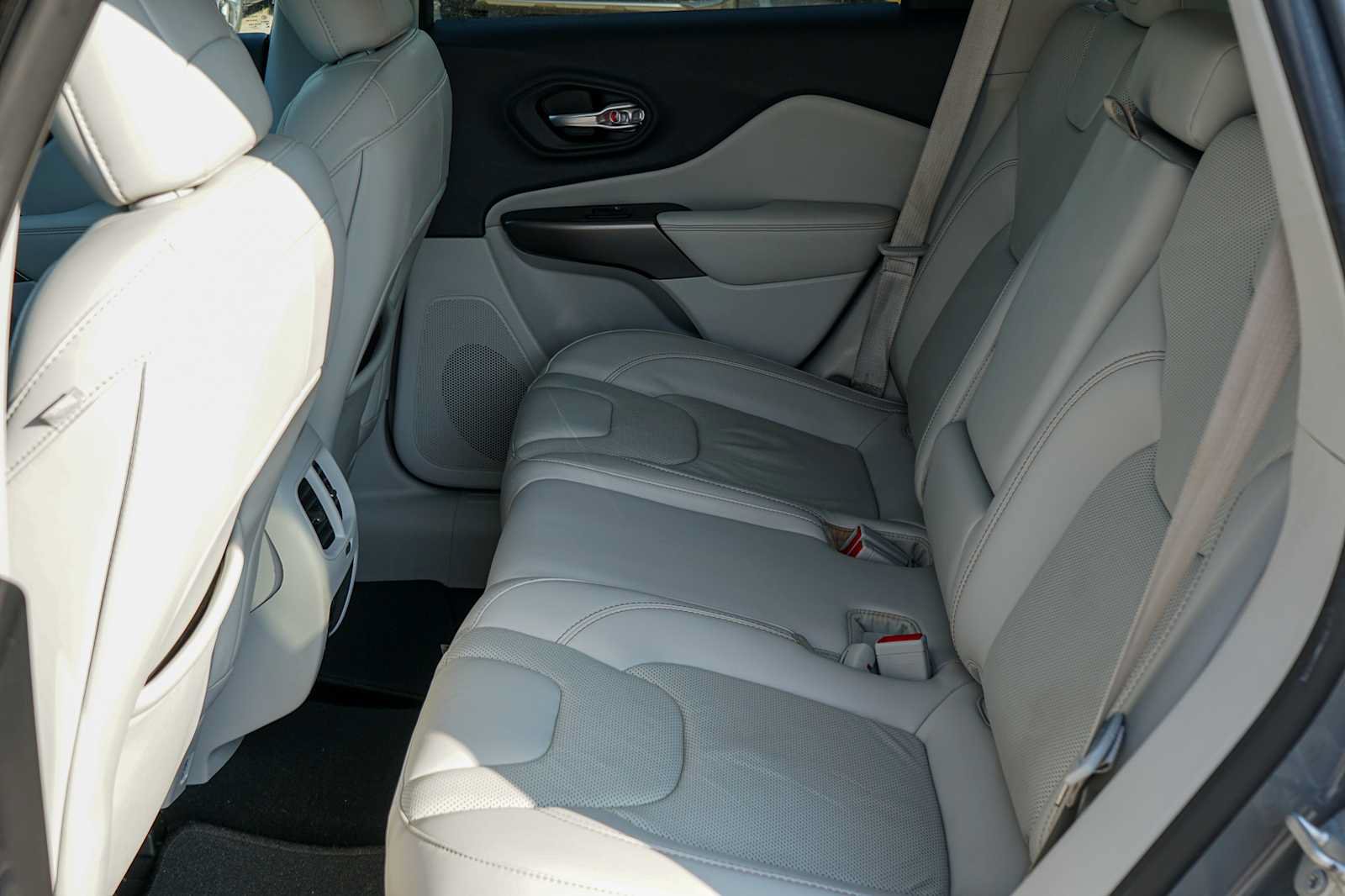 Used 2020 Jeep Cherokee Limited FWD image 21