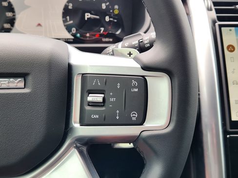 Used 2025 Land Rover Discovery Dynamic SE AWD/4WD image 24