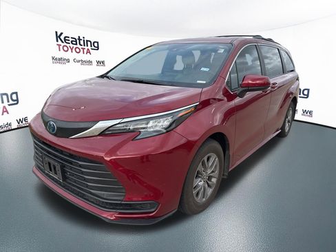 Used 2025 Toyota Sienna LE FWD image 3