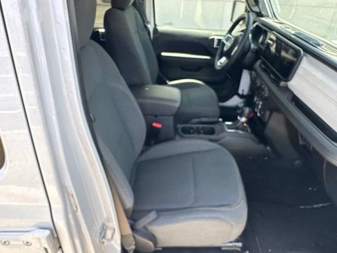 Used 2025 Jeep Wrangler Unlimited Sahara AWD/4WD image 38