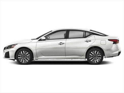 Used 2024 Nissan Altima 2.5 SV image 3