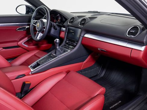 Certified 2024 Porsche 718 Cayman RWD image 7