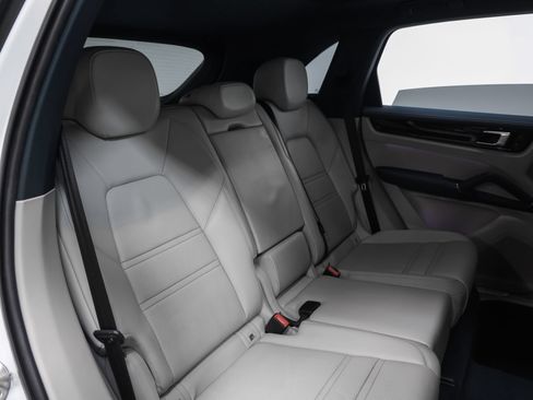 Certified 2023 Porsche Cayenne AWD/4WD image 24