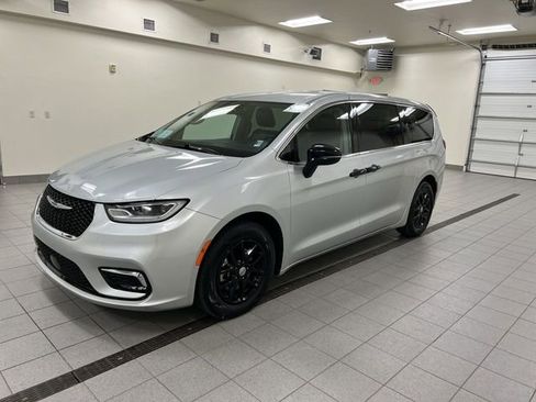 Used 2024 Chrysler Pacifica Touring-L FWD image 4