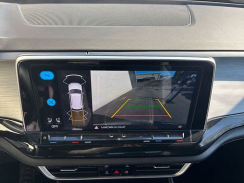 Used 2025 Volkswagen Atlas Cross Sport SE image 17