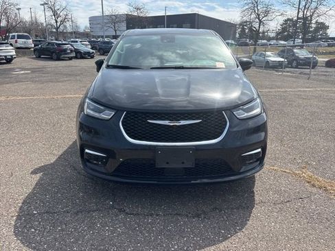 Used 2024 Chrysler Pacifica Limited image 2