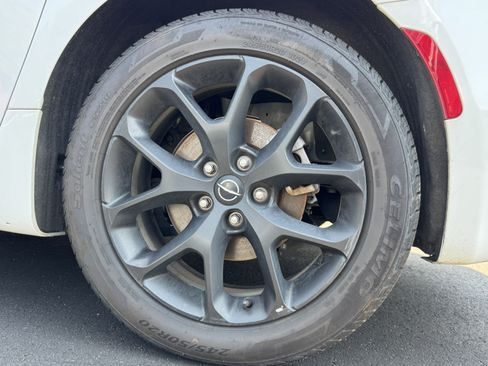 Used 2025 Chrysler Pacifica Limited FWD image 23