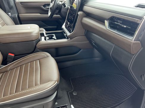 Used 2025 GMC Yukon Denali Ultimate AWD/4WD image 25