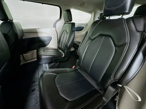 Used 2024 Chrysler Pacifica Touring-L image 27