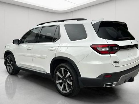 Used 2025 Honda Pilot Touring image 8
