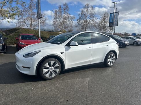 Used 2021 Tesla Model Y Long Range image 5