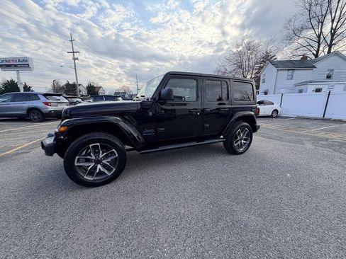 Used 2024 Jeep Wrangler Unlimited w/ Convenience Group AWD/4WD image 41