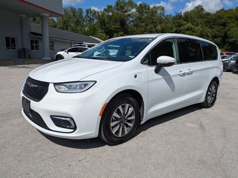 Used 2023 Chrysler Pacifica Touring-L FWD image 8