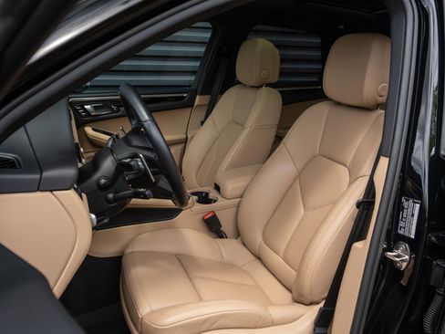 Used 2023 Porsche Macan AWD/4WD image 5