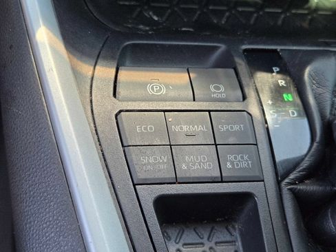 Used 2021 Toyota RAV4 XLE w/ XLE Grade Weather Package AWD/4WD image 16