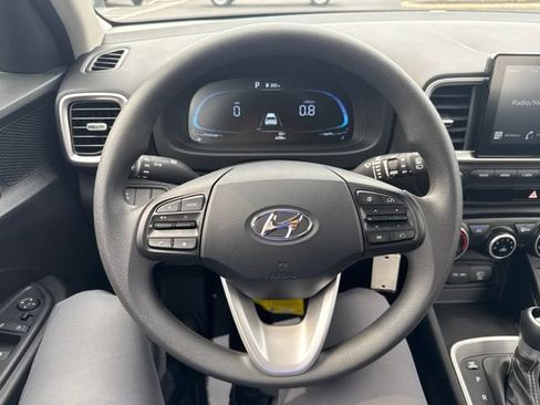 Used 2025 Hyundai Venue SE FWD image 14
