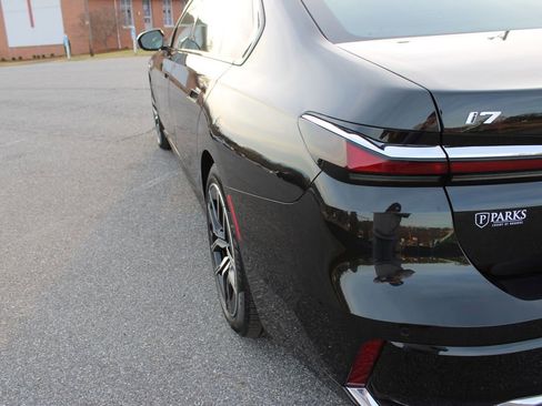 Used 2024 BMW i7 xDrive60 image 42