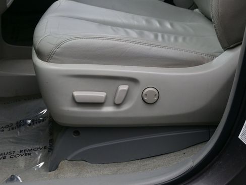 Used 2013 Toyota Sienna XLE image 11