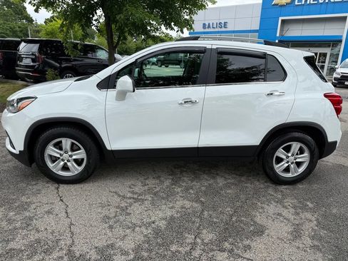 Used 2020 Chevrolet Trax LT w/ LT Convenience Package FWD image 2