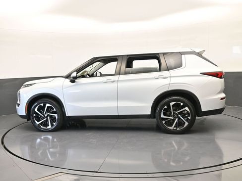 Used 2022 Mitsubishi Outlander ES image 3