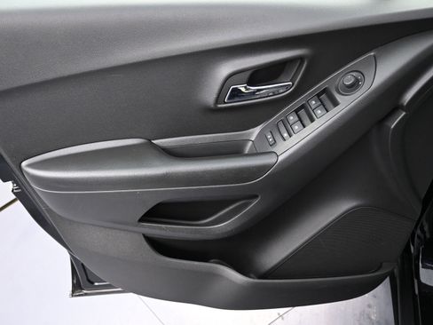 Used 2022 Chevrolet Trax LT w/ Midnight Edition image 22