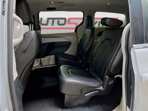 Used 2024 Chrysler Pacifica Touring-L FWD image 23