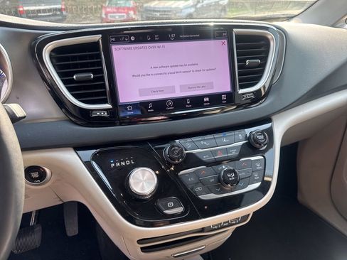 Used 2023 Chrysler Pacifica Touring-L image 9