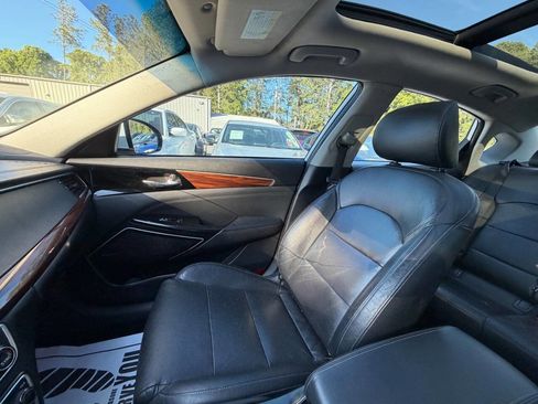 Used 2017 Kia Cadenza Premium w/ Luxury Package FWD image 16