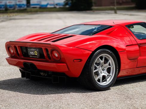 Used 2005 Ford GT RWD image 21