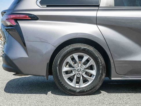 Used 2022 Toyota Sienna XLE w/ XLE Plus Package image 10