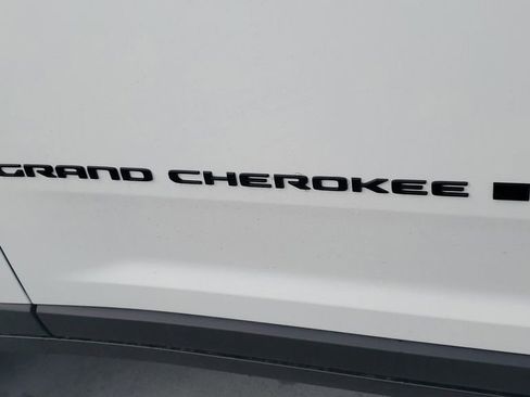 New 2025 Jeep Grand Cherokee Altitude image 8