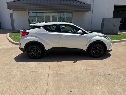 Used 2019 Toyota C-HR LE FWD image 4