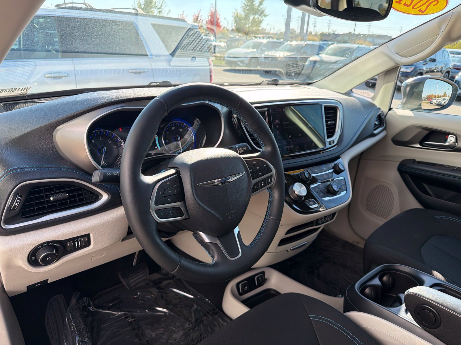 Used 2021 Chrysler Pacifica Touring w/ Cold Weather Group FWD image 19