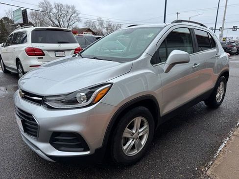 Used 2018 Chevrolet Trax LT w/ LT Convenience Package image 3