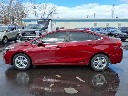 Used 2018 Chevrolet Cruze LT w/ Convenience Package FWD image 2