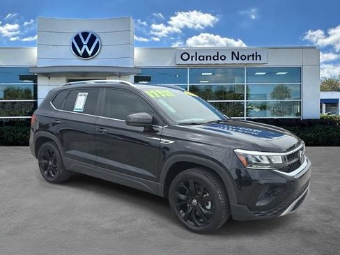 Used 2022 Volkswagen Taos SE FWD image 1