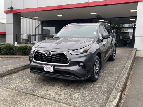 Certified 2024 Toyota Highlander XLE AWD/4WD image 3