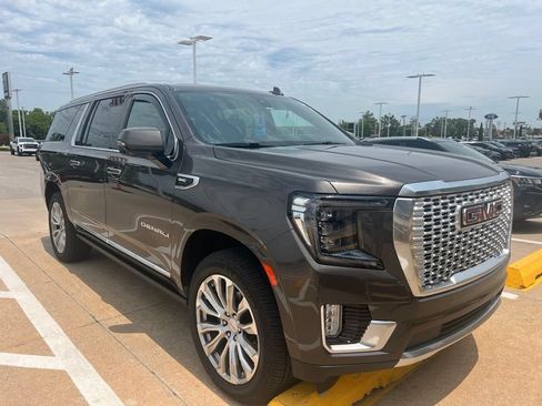 Used 2021 GMC Yukon XL Denali w/ Denali Premium Package AWD/4WD image 7