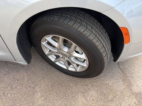 Used 2024 Chrysler Pacifica Touring-L FWD image 12