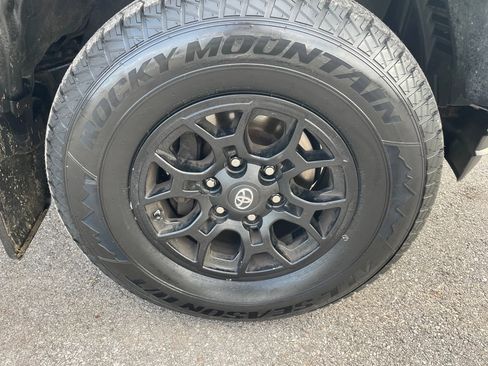 Used 2021 Toyota Tacoma SR5 AWD/4WD image 5