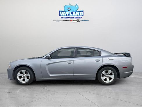 Used 2014 Dodge Charger SE RWD image 2