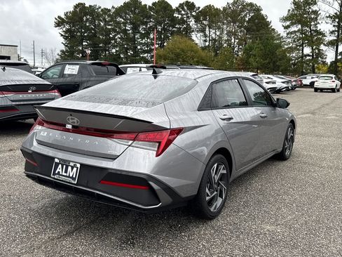New 2025 Hyundai Elantra SEL image 5