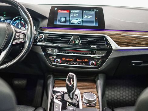 Used 2019 BMW 530e w/ Premium Package image 12