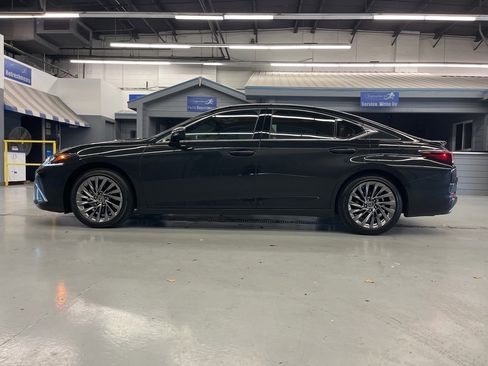 Used 2024 Lexus ES 350 Ultra Luxury w/ Accessory Package (Z2) image 4