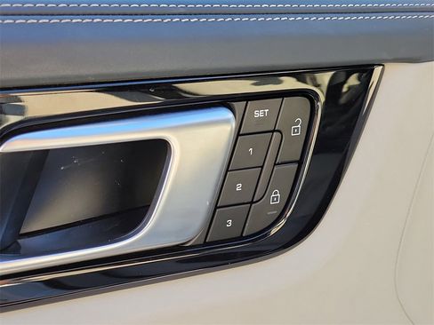 Certified 2022 Porsche Cayenne Platinum Edition image 26