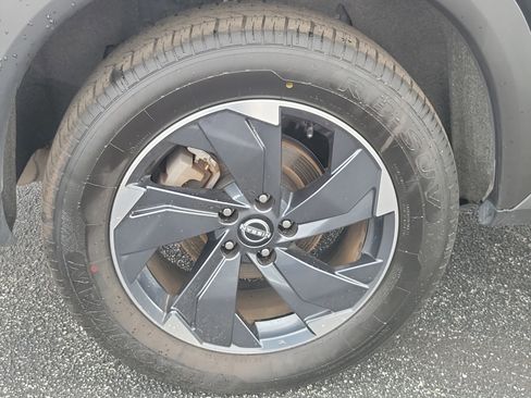 Used 2024 Nissan Rogue SV image 7